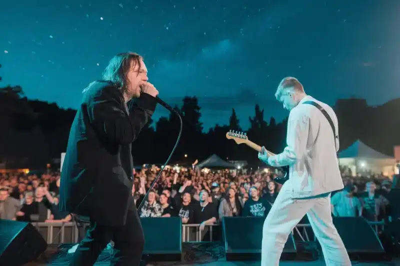 Er det lov å spille høy musikk ute? Reglene som gjelder i norge