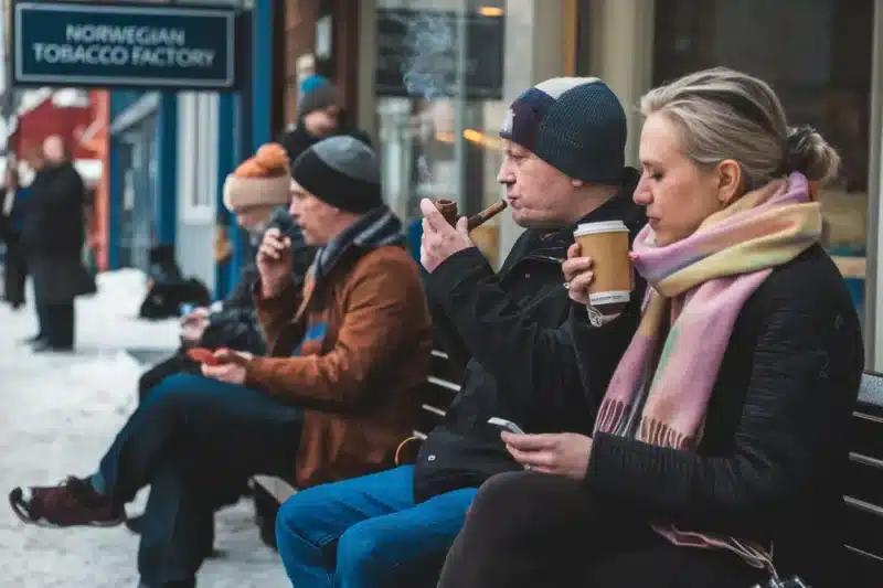 Røyking, rus og ro: hva er tillatt i det offentlige rom i norge?